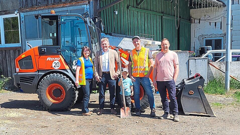 Bauamtsleitung Sabine Forstner, B&uuml;rgermeister Josef Beham, Nachbarsbub und Baustellenfan Korbinian Kalinke, Bauleiter Andreas Sterr und Planer Josef Steinhofer beim Baubeginn.