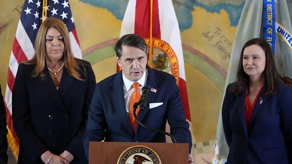 Der amtierende US-Justizminister Blanche stellte die Klage gegen Kubas Ex-Staatschef vor. Der amtierende US-Justizminister Blanche stellte die Klage gegen Kubas Ex-Staatschef vor.