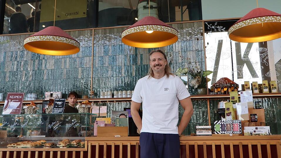 Heiko Rehorik steht im Kaffeehaus in der Straubinger Straße. Hinter ihm ist durch eine Glasfront die Rösterei zu sehen. Heiko Rehorik steht im Kaffeehaus in der Straubinger Straße. Hinter ihm ist durch eine Glasfront die Rösterei zu sehen.