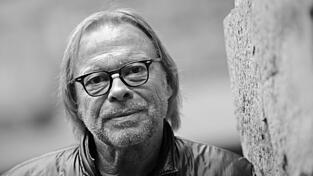 Der Schauspieler Volker Lechtenbrink blickt bei einem Probenauftakt zu den Bad Hersfelder Festspielen in die Kamera. Der Schauspieler, Sänger und Regisseur Volker Lechtenbrink ist tot. Er starb im Alter von 77 Jahren am Montag im Kreise seiner Familie an den Folgen einer schweren Erkrankung, wie seine Agentur und das Ernst-Deutsch-Theater in Hamburg mitteilten.