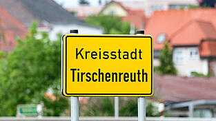 Seit zwei Jahren lebt ein verurteilter Terrorist in Tirschenreuth. Vor dem Verwaltungsgericht Regensburg klagte er gegen den aufgezwungenen Wohnort in der Oberpfalz. Seit zwei Jahren lebt ein verurteilter Terrorist in Tirschenreuth. Vor dem Verwaltungsgericht Regensburg klagte er gegen den aufgezwungenen Wohnort in der Oberpfalz.