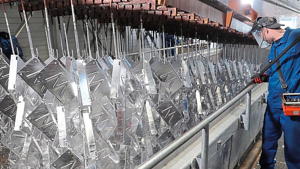 Thomas Winter von Wiegel, B&uuml;rgermeister Hans Schmalhofer, Bauverwaltungsleiter Eugen Grimm und Wiegel-Bereichsleiter Jens Thiel (v.l.) sahen sich an, wie der Stahl am neuen Produktionsort korrosionssicher gemacht wird.