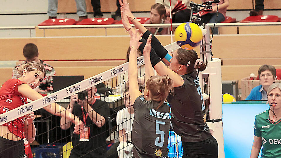 Flexibles US-Girl: Gegen Leverkusen spielte Alayna Crabtree (re.) f&uuml;r Annie Hatch auf der Diagonalposition und erzielte 13 Punkte. In Oythe wird die 24-J&auml;hrige die Rolle von Crystal Burk im Au&szlig;enangriff &uuml;bernehmen. Die Topscorerin hat sich bereits aus dem Raben-Nest verabschiedet.