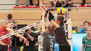 Flexibles US-Girl: Gegen Leverkusen spielte Alayna Crabtree (re.) f&uuml;r Annie Hatch auf der Diagonalposition und erzielte 13 Punkte. In Oythe wird die 24-J&auml;hrige die Rolle von Crystal Burk im Au&szlig;enangriff &uuml;bernehmen. Die Topscorerin hat sich bereits aus dem Raben-Nest verabschiedet.