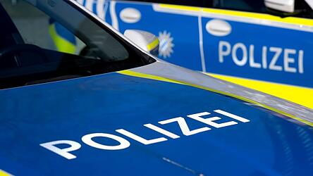 Bei einer Wohnungsdurchsuchung findet die Polizei Hinweise nach dem Diebstahl in einem Unternehmen. (Symbolbild) Bei einer Wohnungsdurchsuchung findet die Polizei Hinweise nach dem Diebstahl in einem Unternehmen. (Symbolbild)