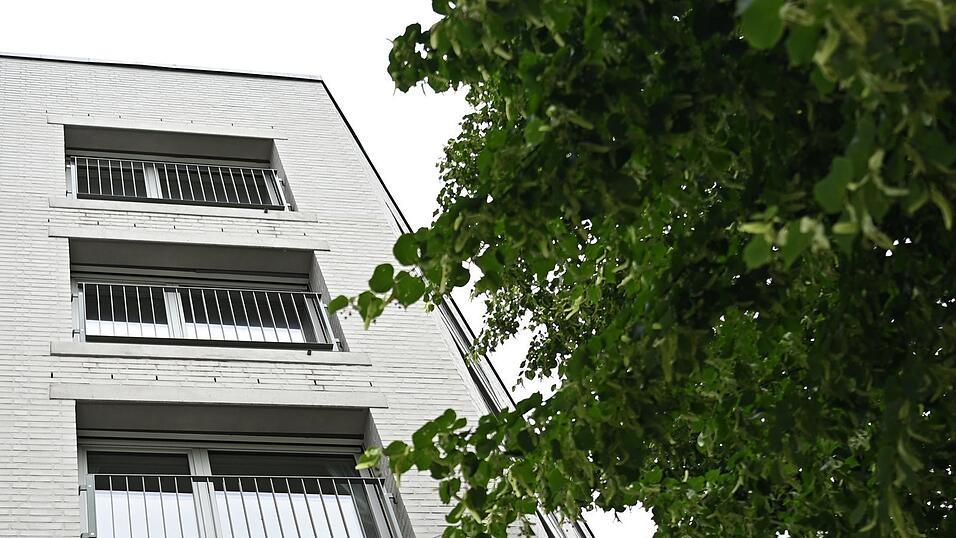 Blick auf ein Mehrparteienhaus in Berlin, das als sogenannter Gebäudetyp E errichtet wurde, also unter Verzicht auf die Einhaltung von gesetzlich nicht zwingenden Baustandards. Blick auf ein Mehrparteienhaus in Berlin, das als sogenannter Gebäudetyp E errichtet wurde, also unter Verzicht auf die Einhaltung von gesetzlich nicht zwingenden Baustandards.