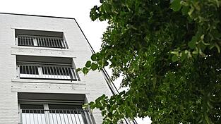 Blick auf ein Mehrparteienhaus in Berlin, das als sogenannter Gebäudetyp E errichtet wurde, also unter Verzicht auf die Einhaltung von gesetzlich nicht zwingenden Baustandards. Blick auf ein Mehrparteienhaus in Berlin, das als sogenannter Gebäudetyp E errichtet wurde, also unter Verzicht auf die Einhaltung von gesetzlich nicht zwingenden Baustandards.