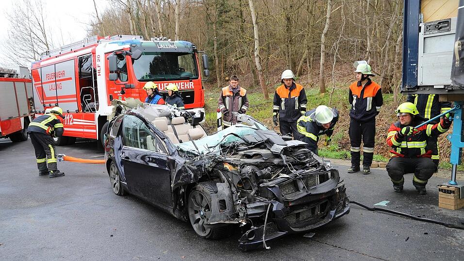 Der Fahrer wurde schwer verletzt in ein Krankenhaus gebracht.
