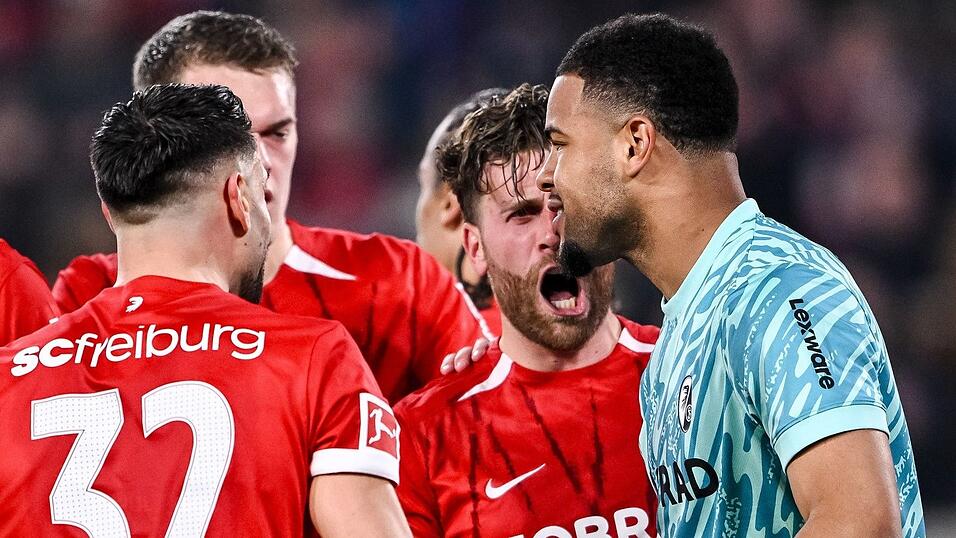 Nach dem gehaltenen Elfmeter nimmt Noah Atubolu die Glückwünsche der Teamkollegen gerne entgegen. Nach dem gehaltenen Elfmeter nimmt Noah Atubolu die Glückwünsche der Teamkollegen gerne entgegen.