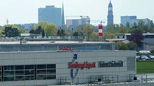 Der Hamburger Flughafen musste nach einer kleinen Bruchlandung eines Kleinflugzeuges kurzzeitig f&uuml;r alle Starts und Landungen geschlossen werden. (Archivbild)