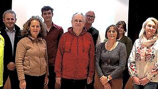 BN-Kreisvorsitzender Alois Aigner und Bürgermeister Peter Rauscher (von links), sowie Gaby Seisenberger, Dritte Bürgermeisterin von Frontenhausen (rechts), freuten sich über die erfolgreichen Neuwahlen bei der Ortsgruppe Marklkofen.