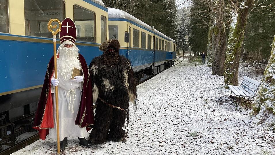 Der Heilige Nikolaus und der Krampus fahren am 8. Dezember im historischen Zug mit und verteilen Geschenke.