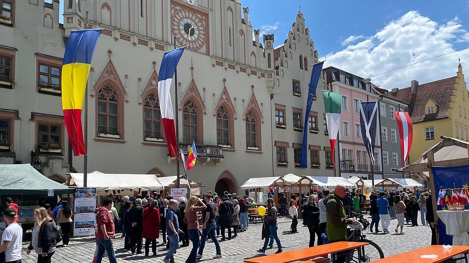 So bunt wie die gehissten Landesflaggen war auch das Programm - wenn auch zwischenzeitlich weniger sonnig als auf diesem Bild.