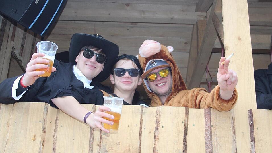 Viele Faschings-Fans haben sich am Samstag den Umzug in Langenbach angesehen. Viele Faschings-Fans haben sich am Samstag den Umzug in Langenbach angesehen.