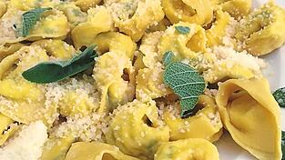 Eine Frau in der Oberpfalz musste nach dem Verzehr von Tortellini ins Krankenhaus gebracht werden. Kurz darauf starb sie. Der Fall beschäftigt nun die Polizei und Staatsanwaltschaft. Eine Frau in der Oberpfalz musste nach dem Verzehr von Tortellini ins Krankenhaus gebracht werden. Kurz darauf starb sie. Der Fall beschäftigt nun die Polizei und Staatsanwaltschaft.