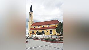 Ein besonders überzeugendes Beispiel ist der neu gestaltete Dorfplatz in der Gemeinde Adlkofen. Ein besonders überzeugendes Beispiel ist der neu gestaltete Dorfplatz in der Gemeinde Adlkofen.