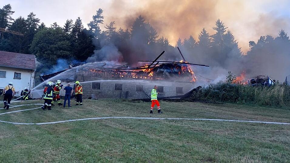Die Einsatzkräfte bekämpfen das Feuer.
