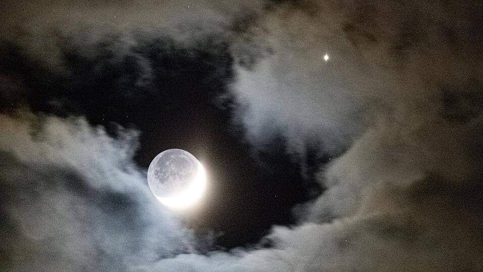Die Venus wanderte den ganzen Abend beziehungsweise die ganze Nacht rechts oberhalb des Mondes über den Nachthimmel.