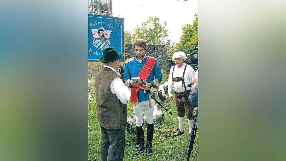 Paul Linsmaier als König Ludwig und die Königstreuen spielen die Natternberg-Szene nach. Paul Linsmaier als König Ludwig und die Königstreuen spielen die Natternberg-Szene nach.