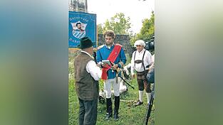 Paul Linsmaier als König Ludwig und die Königstreuen spielen die Natternberg-Szene nach.