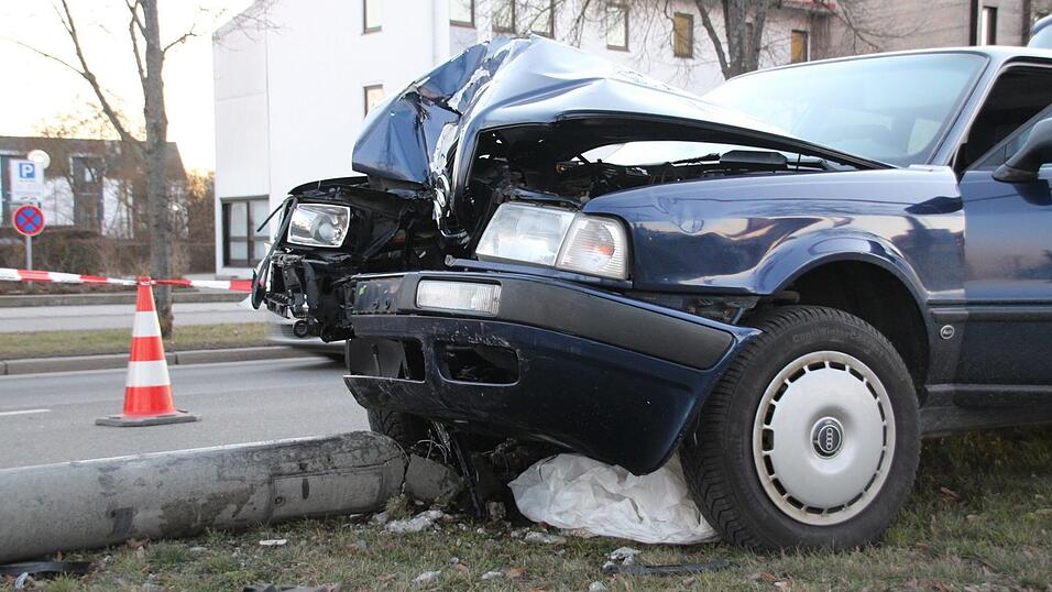 Bei einem Unfall in Regensburg am Sonntag fuhr ein Autofahrer gegen einen Laternenmast, der in der Folge umstürzte. Bei einem Unfall in Regensburg am Sonntag fuhr ein Autofahrer gegen einen Laternenmast, der in der Folge umstürzte.