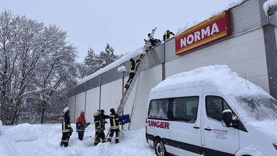 Das Flachdach des Supermarktes 'Norma' war wegen der Schneebelastung gefährdet.