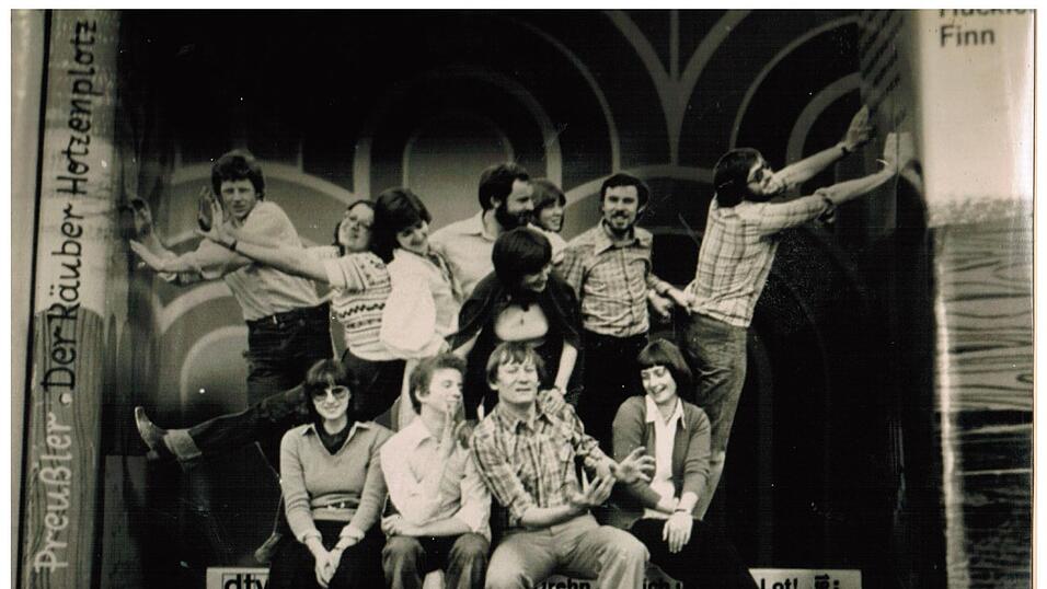 Ein Foto aus den Anfangstagen mit Gründer Benno Herrmann in der Mitte (kariertes Hemd) Ein Foto aus den Anfangstagen mit Gründer Benno Herrmann in der Mitte (kariertes Hemd)