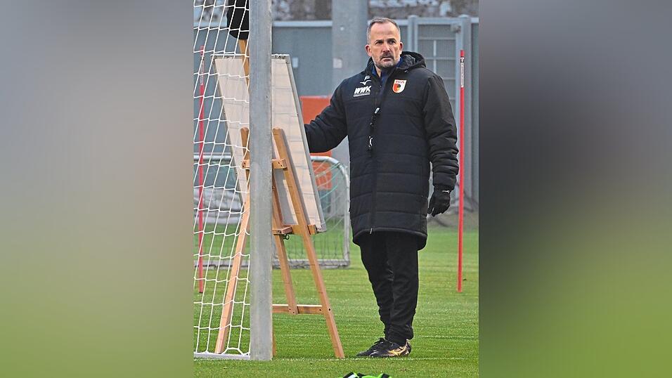 Manuel Baum greift als Trainer auf die gute alte Taktiktafel zurück. Der Interimscoach des FC Augsburg mag es einfach und pragmatisch. Manuel Baum greift als Trainer auf die gute alte Taktiktafel zurück. Der Interimscoach des FC Augsburg mag es einfach und pragmatisch.