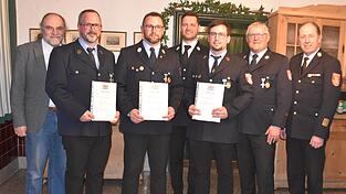 Drei Aktive erhielten das Feuerwehrehrenzeichen in Silber.