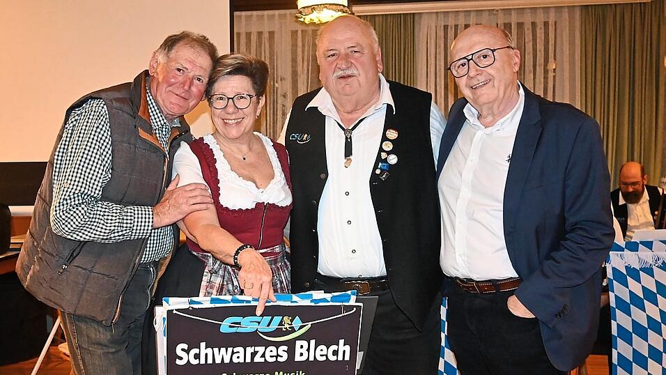 Die wichtigsten Protagonisten von damals (vl.): Sebastian Schlachtbauer, damals CSU-Ortsvorsitzender von Aiglsbach, Ideengeberin Hannelore Langwieser, Kapellmeister Heinz Pickel und Landrat Martin Neumeyer.