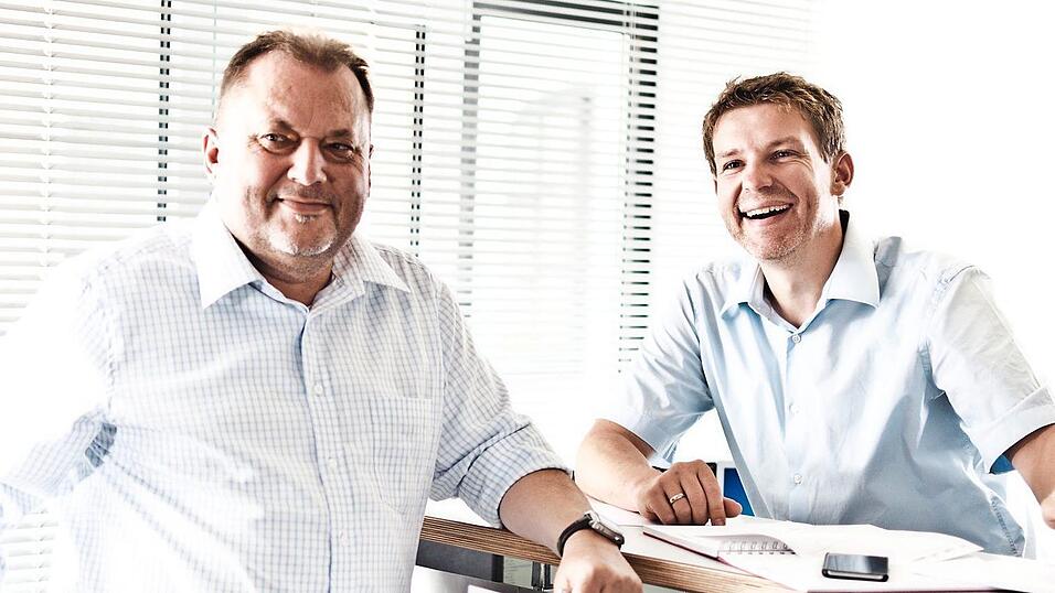 Architekt Peter Hickl (rechts) hat das Planungs-Team von Thomas Lemberger (links) nach dessen Tod übernommen. Die neue Firma wechselte nach Eschlkam, will jedoch langfristig nach Furth im Wald zurückkehren. Auch ist geplant, dass Ute Lemberger nach deren Abschluss des Master-Studienganges in Architektur in dem neuen Unternehmen mitarbeitet. Architekt Peter Hickl (rechts) hat das Planungs-Team von Thomas Lemberger (links) nach dessen Tod übernommen. Die neue Firma wechselte nach Eschlkam, will jedoch langfristig nach Furth im Wald zurückkehren. Auch ist geplant, dass Ute Lemberger nach deren Abschluss des Master-Studienganges in Architektur in dem neuen Unternehmen mitarbeitet.