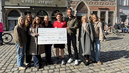 Freuten sich &uuml;ber die Spende f&uuml;r die Kinder-Palliativ-Hilfe Niederbayern: Hanna Franz (von links), Marketing Mediengruppe Attenkofer, Katrin Berben, Vorstandsmitglied Kinder-Palliativ-Hilfe, Susanne Grupp, Ines Haselbeck, Vorstandsmitglied Kinder-Palliativ-Hilfe, Oberb&uuml;rgermeister Thomas Haslinger, Marcel Reichel, Bianca Wagner und Laurena Wagner.