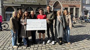Freuten sich über die Spende für die Kinder-Palliativ-Hilfe Niederbayern: Hanna Franz (von links), Marketing Mediengruppe Attenkofer, Katrin Berben, Vorstandsmitglied Kinder-Palliativ-Hilfe, Susanne Grupp, Ines Haselbeck, Vorstandsmitglied Kinder-Palliativ-Hilfe, Oberbürgermeister Thomas Haslinger, Marcel Reichel, Bianca Wagner und Laurena Wagner. Freuten sich über die Spende für die Kinder-Palliativ-Hilfe Niederbayern: Hanna Franz (von links), Marketing Mediengruppe Attenkofer, Katrin Berben, Vorstandsmitglied Kinder-Palliativ-Hilfe, Susanne Grupp, Ines Haselbeck, Vorstandsmitglied Kinder-Palliativ-Hilfe, Oberbürgermeister Thomas Haslinger, Marcel Reichel, Bianca Wagner und Laurena Wagner.