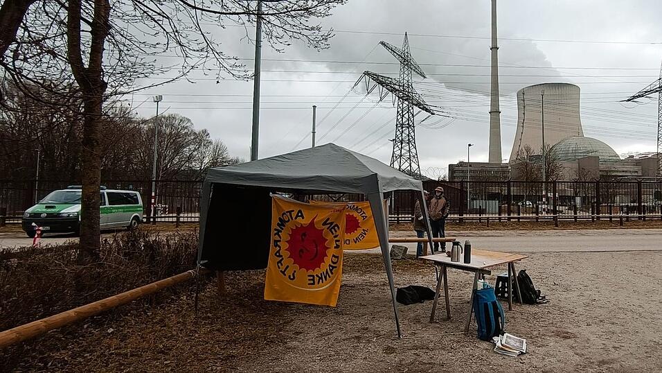 Während am Niederaichbacher Ortsschild die Aktivisten eine spontane Aktion starten, war der eigentliche Ort der Demo fast leer. Während am Niederaichbacher Ortsschild die Aktivisten eine spontane Aktion starten, war der eigentliche Ort der Demo fast leer.