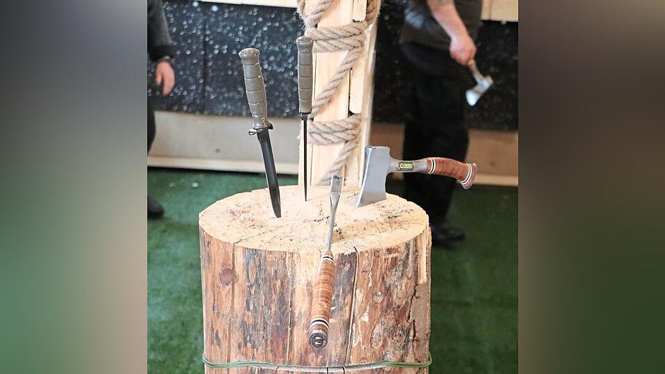 Mit gro&szlig;en und kleinen Sport&auml;xten und Messern kann geworfen werden.