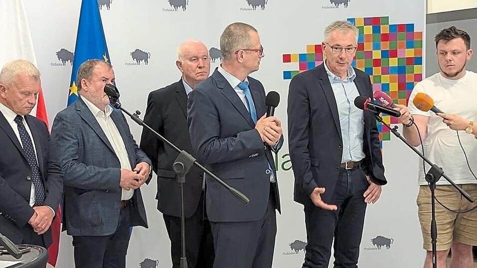 Nach dem Treffen mit dem Marschall gab es eine Pressekonferenz. Nach dem Treffen mit dem Marschall gab es eine Pressekonferenz.
