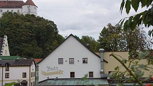 Der Gasthof Butz im Herzen der Stadt Wörth, im Hintergrund das Schloss. Zum 1. September hat Matthias Kulzer den Betrieb übernommen.