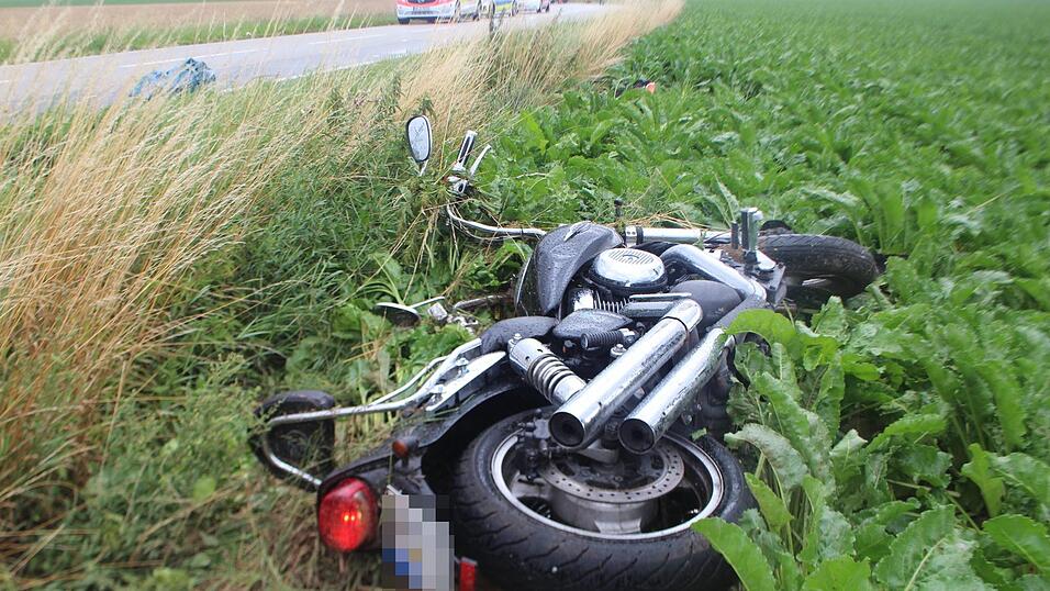 Auf Höhe Kay sind am Dienstag ein Auto und ein Motorrad zusammengestoßen.