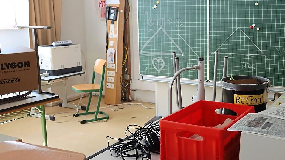 Nach wie vor sind die Klassenzimmer im Untergeschoss der Anton-Vitzthum-Grundschule nicht benutzbar. Nach wie vor sind die Klassenzimmer im Untergeschoss der Anton-Vitzthum-Grundschule nicht benutzbar.