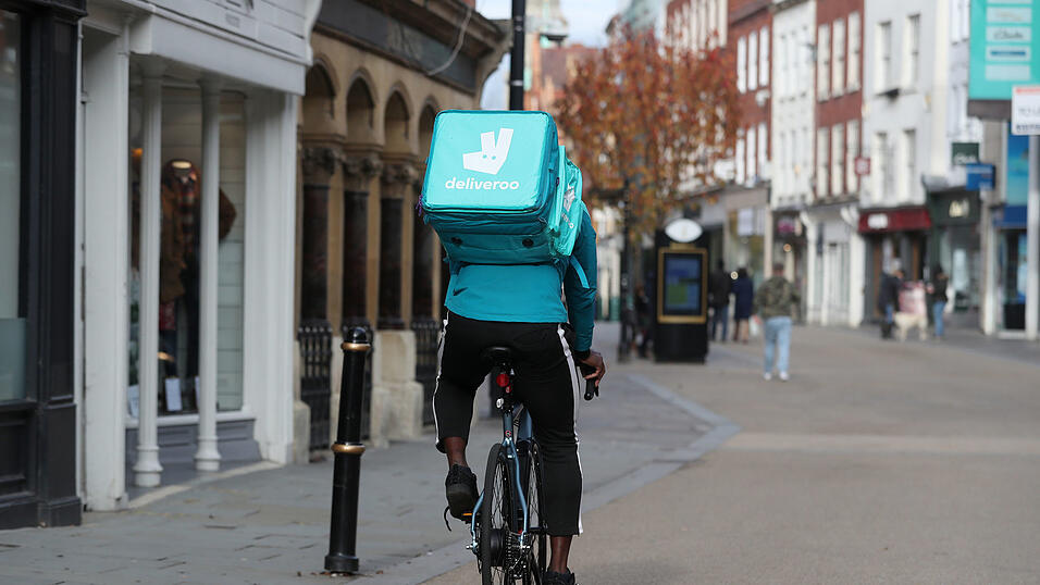 Ein Fahrer des Lieferdienstes Deliveroo liefert Essen aus. Ein Fahrer des Lieferdienstes Deliveroo liefert Essen aus.
