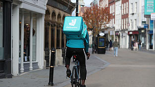 Ein Fahrer des Lieferdienstes Deliveroo liefert Essen aus. Ein Fahrer des Lieferdienstes Deliveroo liefert Essen aus.