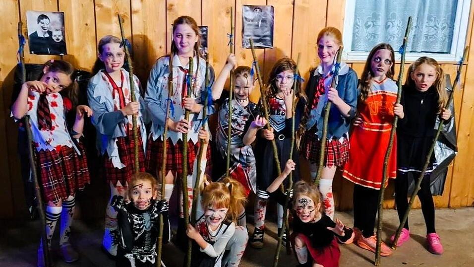 Gardem&auml;dchen &bdquo;Minsta Cheers&ldquo; sorgten mit ihren Showeinlagen f&uuml;r Stimmung.