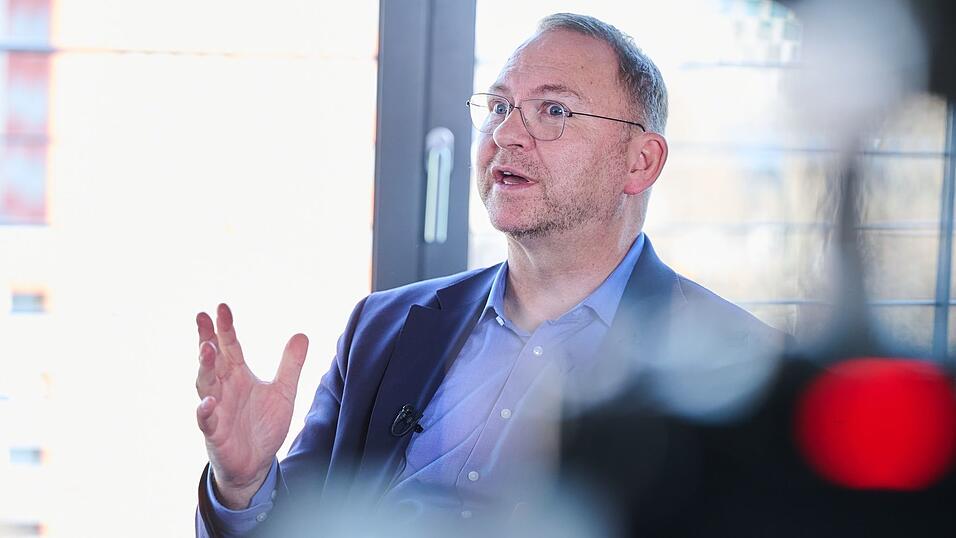 Für die Rente fordert Verdi-Chef eine stärkere Heranziehung reicher Teile der Gesellschaft. Für die Rente fordert Verdi-Chef eine stärkere Heranziehung reicher Teile der Gesellschaft.