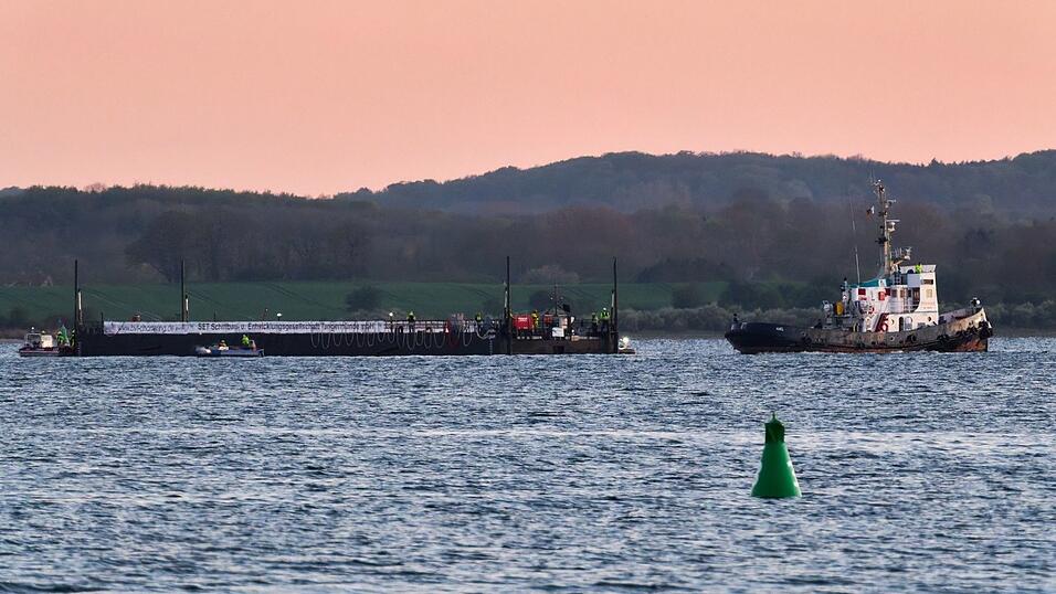 Mit dem Wal in der Barge nahm der Schleppverband Kurs auf die Nordsee