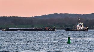 Mit dem Wal in der Barge nahm der Schleppverband Kurs auf die Nordsee