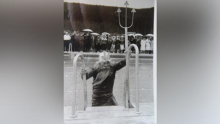 Meeresgott Neptun h&ouml;chst pers&ouml;nlich tauchte zur Einweihung am Sonntag,14.Mai 1961 mit seinem Dreizack aus dem Wasser und taufte anschlie&szlig;end das Becken mit Sekt.
