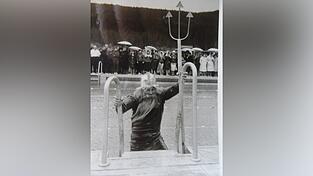 Meeresgott Neptun h&ouml;chst pers&ouml;nlich tauchte zur Einweihung am Sonntag,14.Mai 1961 mit seinem Dreizack aus dem Wasser und taufte anschlie&szlig;end das Becken mit Sekt.