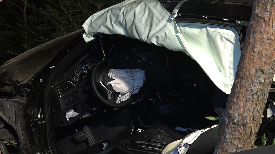 Schrecklicher Unfall in der Nacht auf Mittwoch in einem Waldst&uuml;ck bei Heinsacker (Kreis Regensburg). Die beiden Autowracks wurden von den Einsatzkr&auml;ften im Unterholz gefunden.