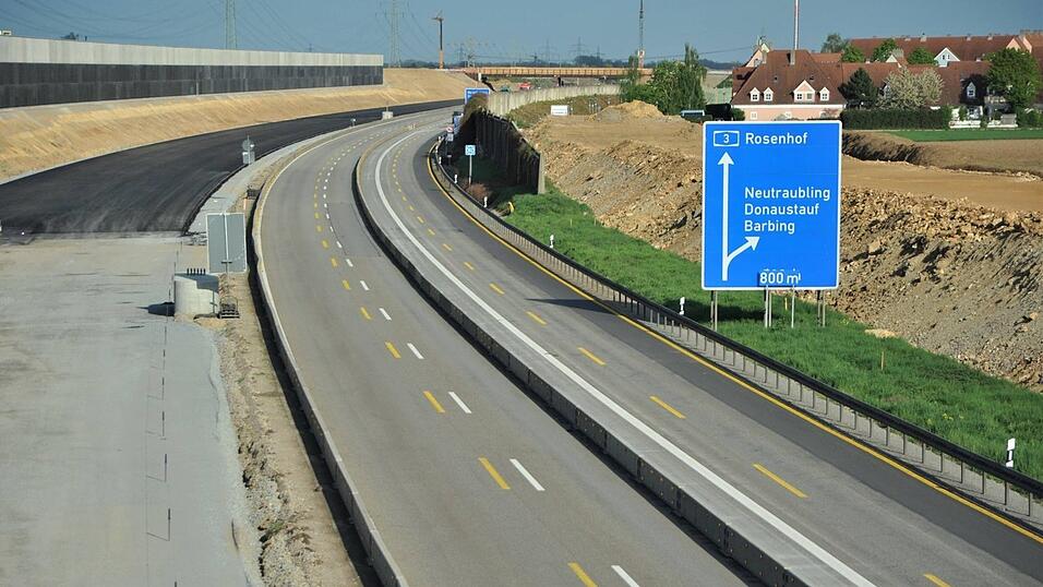 Die A3 bei Regensburg wird ausgebaut. Deswegen muss die A3 an diesem Wochenende zwischen Regensburg-Burgweinting und Rosenhof gesperrt werden. Die Aufnahme vom 19. April 2020 zeigt den Abschnitt Regensburg - Neutraubling in Richtung Passau (Archivbild). Die A3 bei Regensburg wird ausgebaut. Deswegen muss die A3 an diesem Wochenende zwischen Regensburg-Burgweinting und Rosenhof gesperrt werden. Die Aufnahme vom 19. April 2020 zeigt den Abschnitt Regensburg - Neutraubling in Richtung Passau (Archivbild).