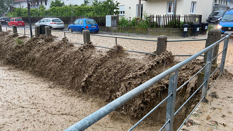 Ein heftiges Unwetter fegte am 9. Juni &uuml;ber Landshut hinweg und bescherte der Feuerwehr zahlreiche Eins&auml;tze.